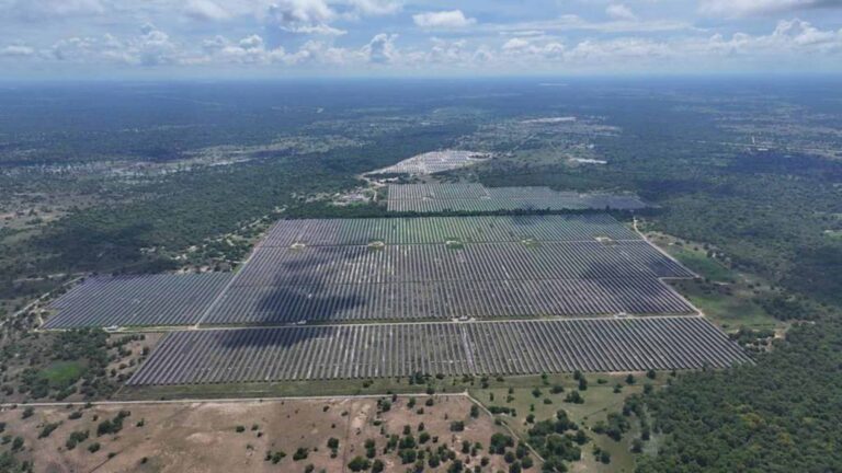 Vista aérea de paneles del mayor complejo solar de Colombia, de Enel, en el departamento del Atlántico
