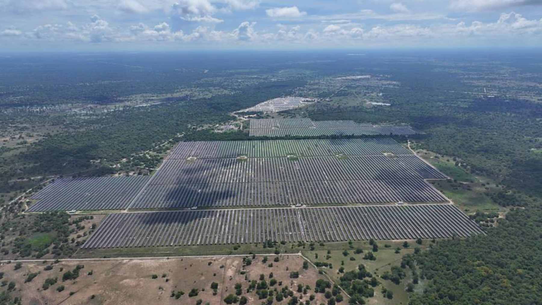 Vista aérea de paneles del mayor complejo solar de Colombia, de Enel, en el departamento del Atlántico