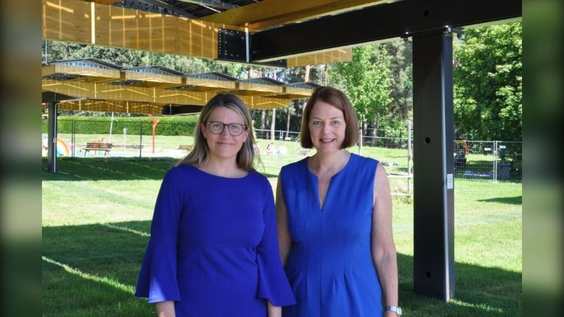Paneles solares en las nuevas pérgolas de la piscina TaunaBad, en Oberursel, con Antje Runge y Julia Antoni