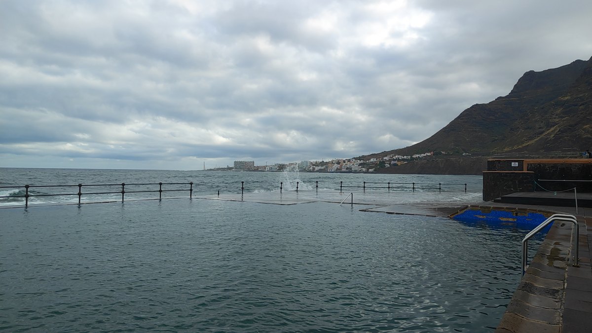 Piscinas naturales de Bajamar, en Tenerife, con barandillas y escalera de acceso al agua