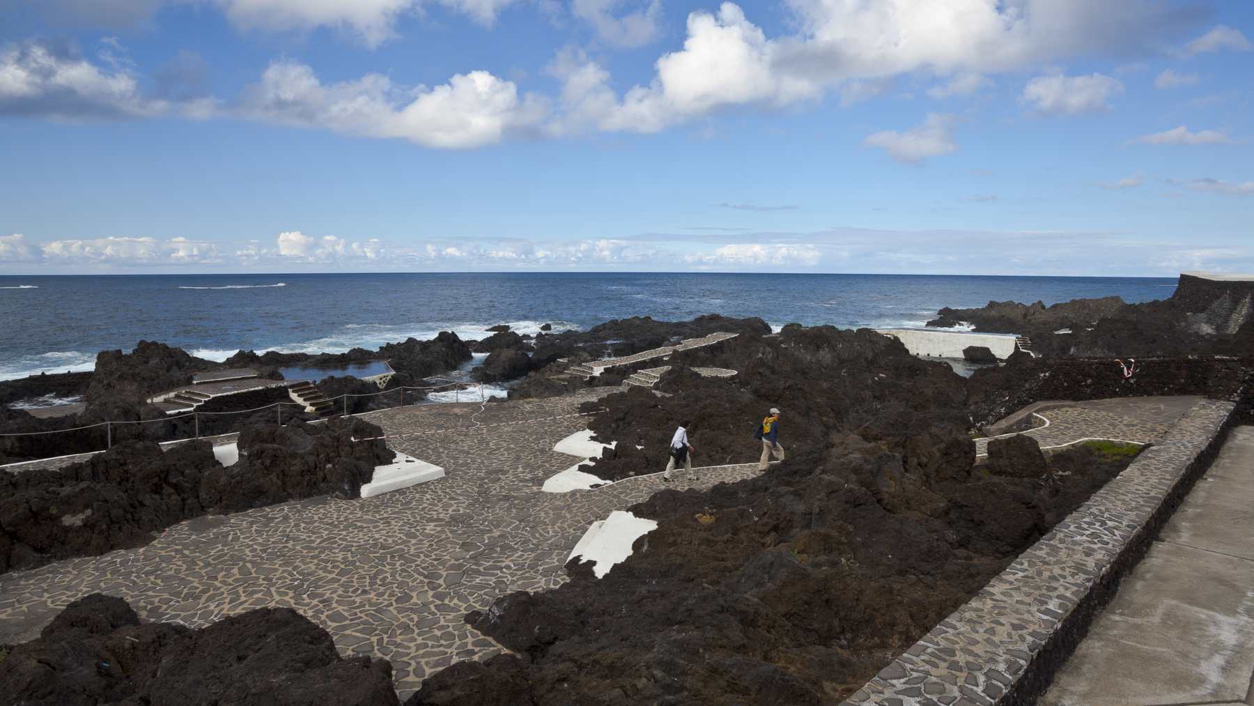 Ley del Litoral de Canarias: piscinas naturales entre la roca volcánica de Garachico, en Tenerife
