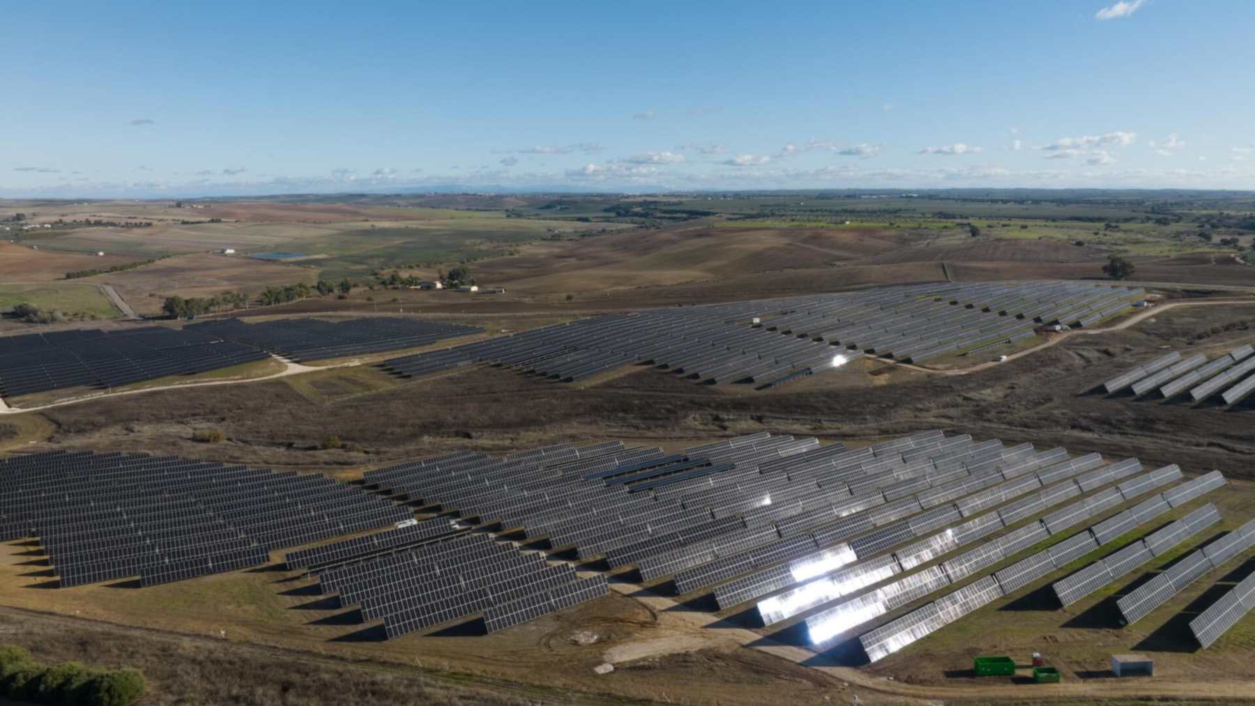 Vista aérea de la planta fotovoltaica Silverio, futura planta solar híbrida, en Guadalcázar (Córdoba), con sus filas de paneles sobre seguidores