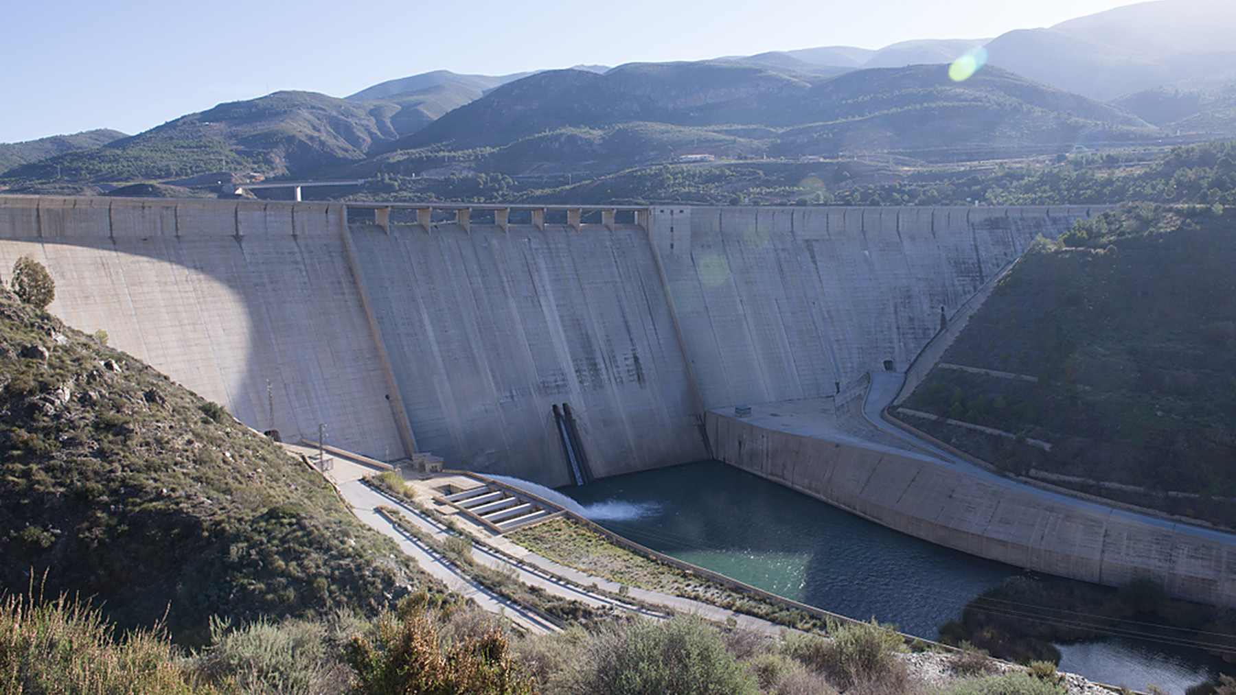 Presa del embalse de Rules en Granada, depósito inferior de la central reversible Los Guájares