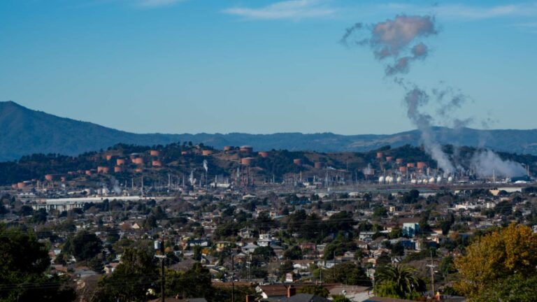 Refinería de Chevron en Richmond con columnas de humo sobre la ciudad emisiones pasadas