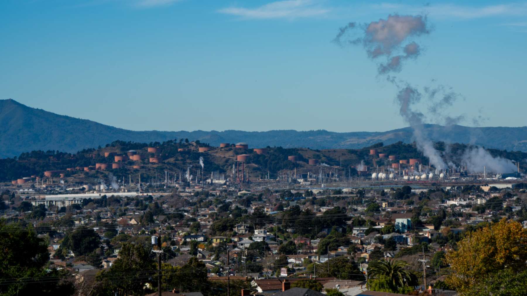 Refinería de Chevron en Richmond con columnas de humo sobre la ciudad emisiones pasadas