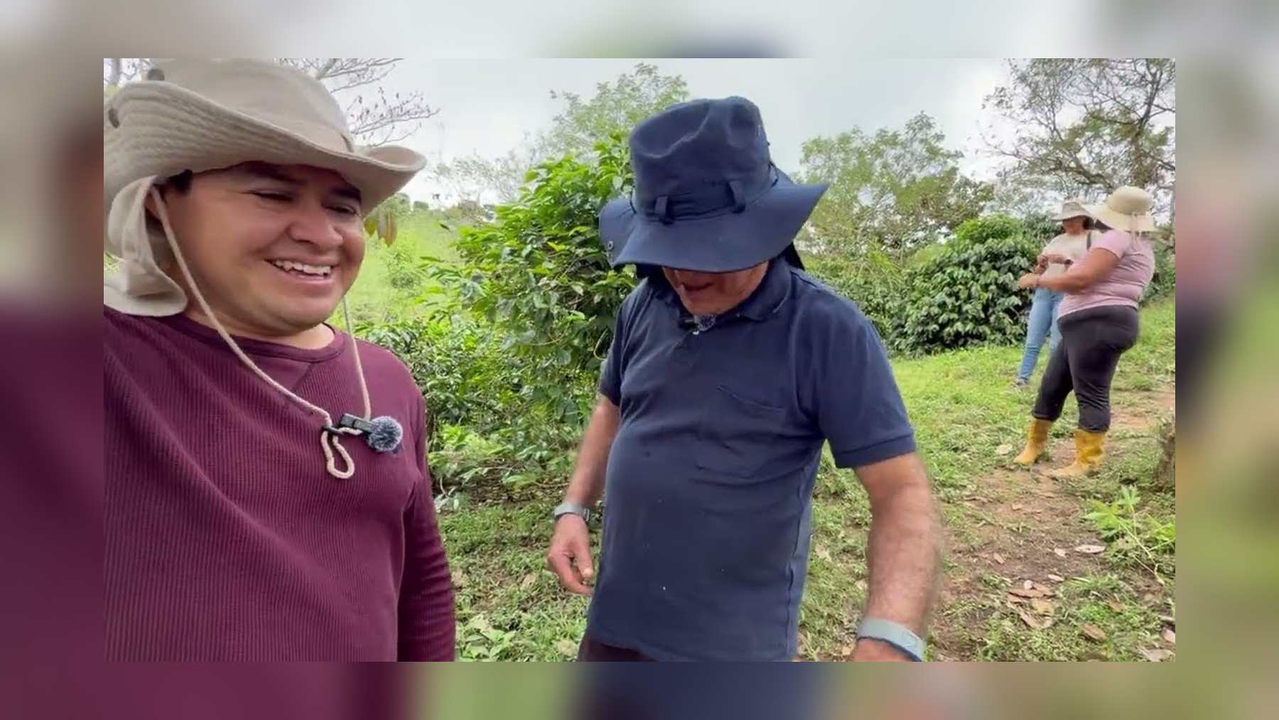 Ricardo y Karina, que cultivan sus propios alimentos en su finca de Pacto (Ecuador), entre cafetos durante el reportaje