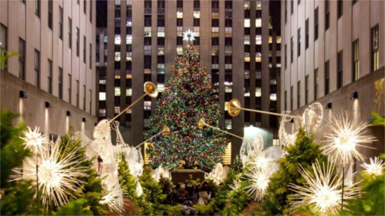 Árbol de Navidad del Rockefeller Center de 2025 iluminado en la plaza de Nueva York