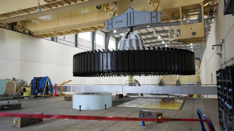 Operarios bajan el rotor de un generador en la central hidroeléctrica de Old Hickory, en Tennessee
