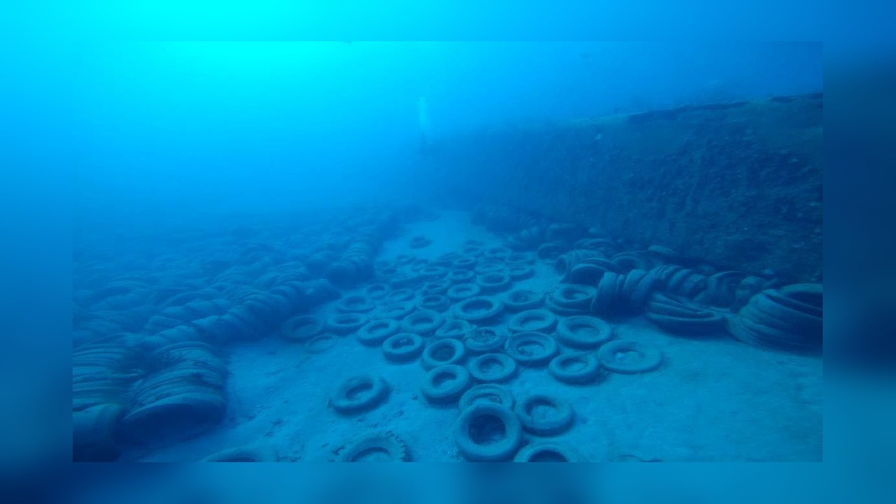 Restos del arrecife de neumáticos de Osborne frente a Fort Lauderdale: cientos de ruedas sobre la arena junto a la barcaza hundida Matt's Barge en 2017