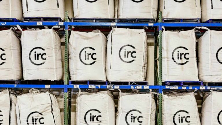 Sacas de Circ con fibra textil durante el proceso de reciclaje del que sale su poliéster reciclado
