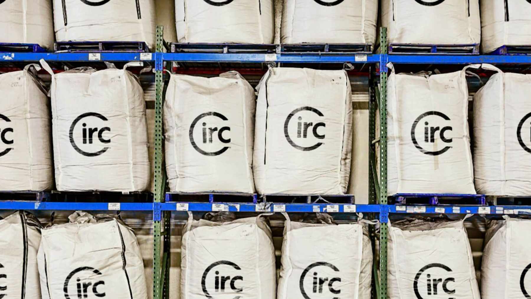 Sacas de Circ con fibra textil durante el proceso de reciclaje del que sale su poliéster reciclado