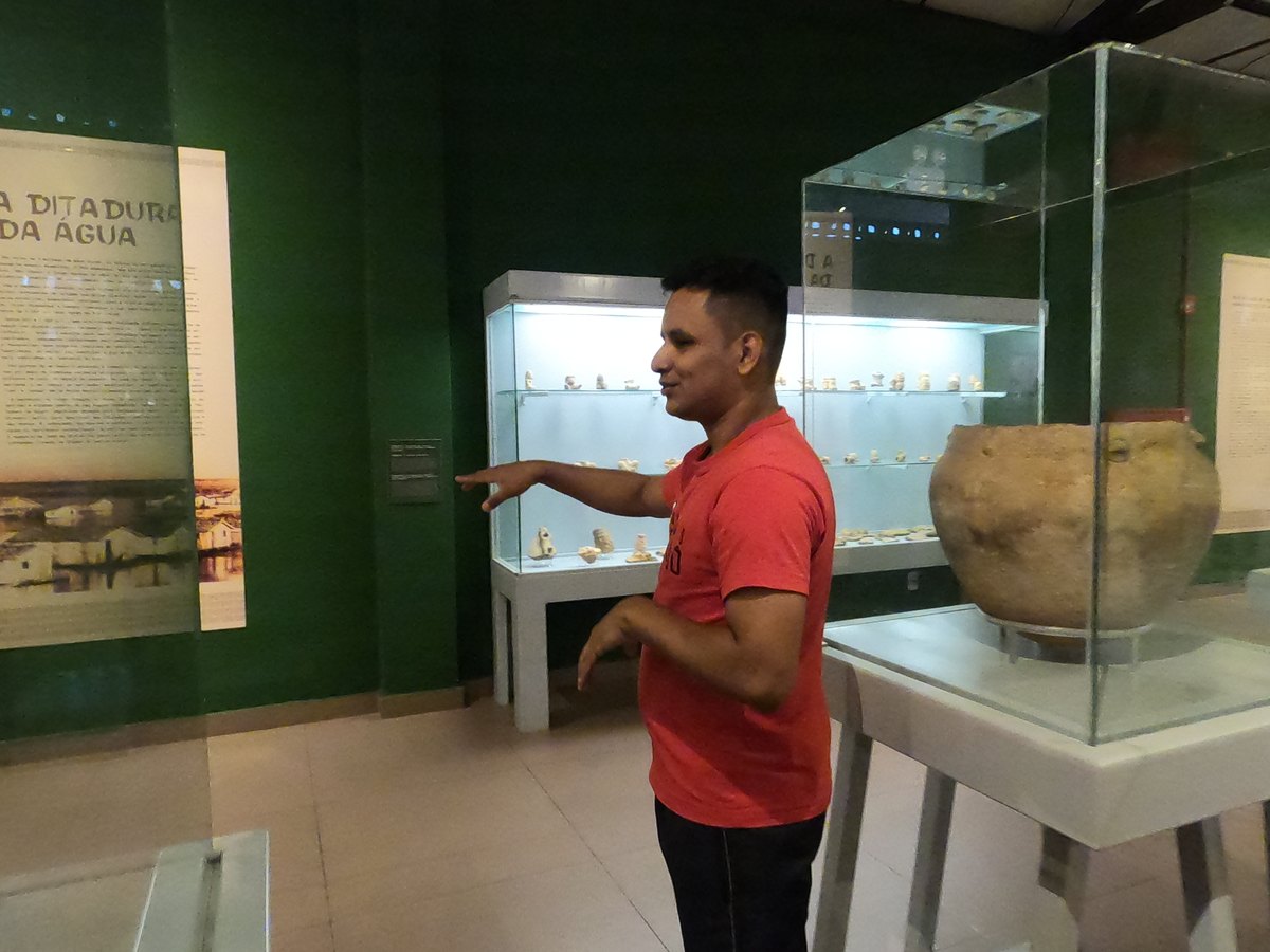 Sala del Museo del Marajó con vitrinas de cerámica marajoara y una gran vasija