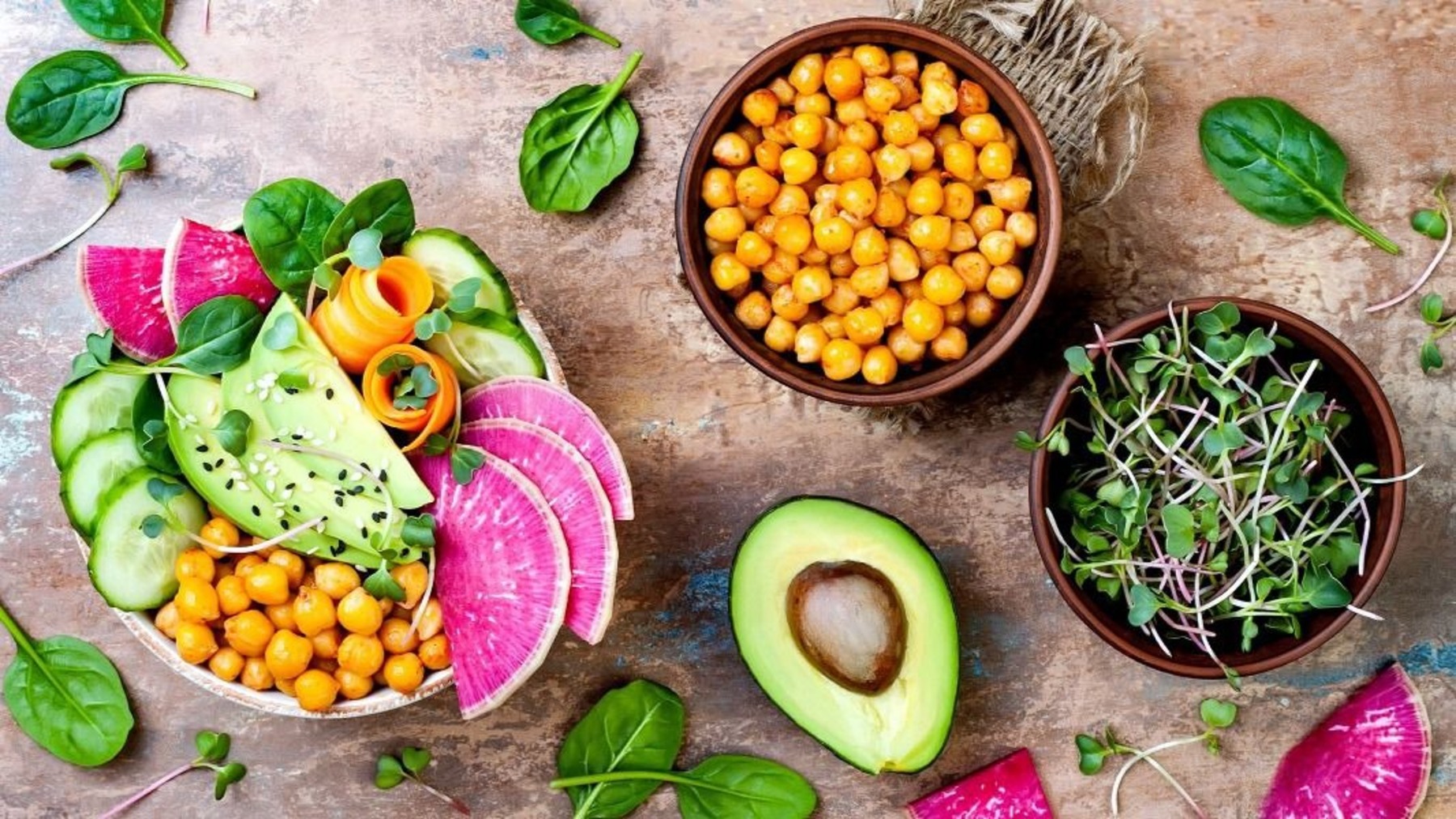 Plato con legumbres, cereales y verduras para la Semana Mundial Vegetariana 2026