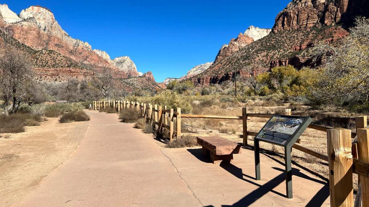 El sendero Pa’rus, con una valla de madera, recorre el tramo bajo del cañón de Zion junto al río Virgin