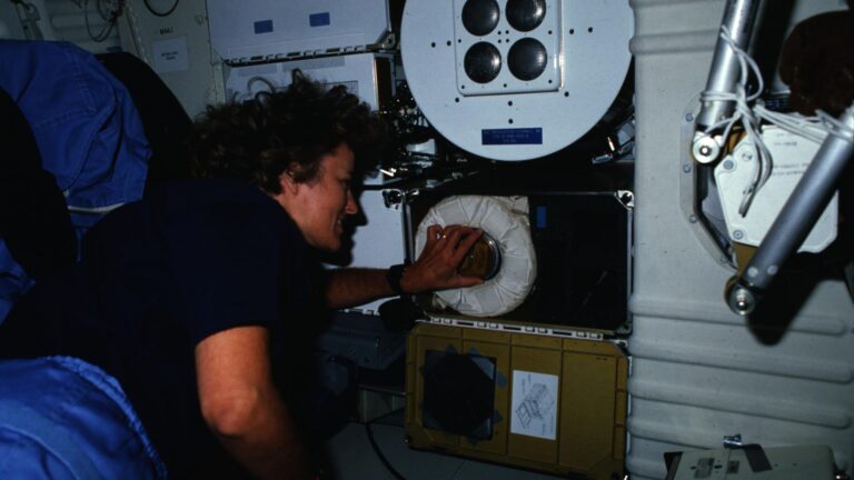 Shannon Lucid manipula el experimento de maíz en el espacio a bordo del Atlantis en 1989