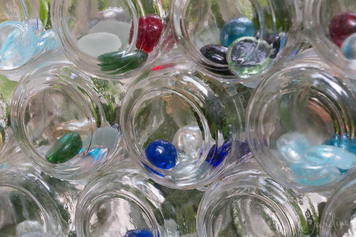 Tarros de cristal de colores reutilizados en el invernadero de Axton Burton