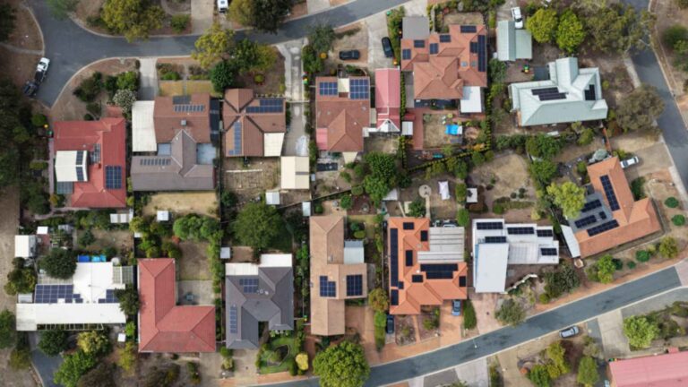 Vista aérea de tejados con placas solares en un barrio de Canberra, en Australia, el país que bate récords de baterías domésticas