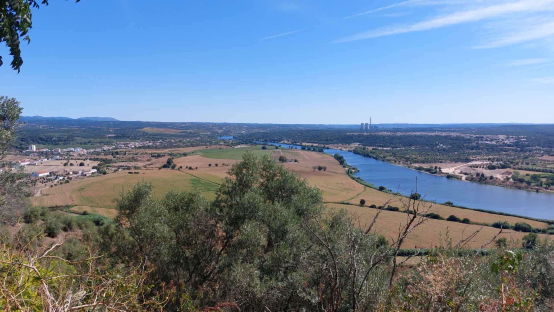El río Tajo y la central de Pego vistos desde el castillo, cerca de donde se proyectan los centros de datos de Abrantes