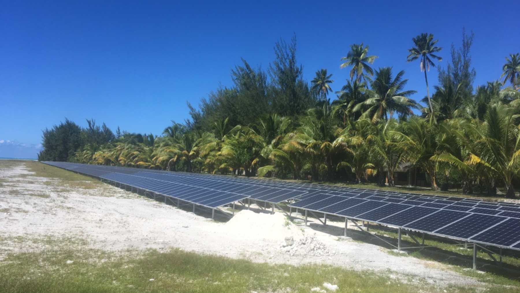 Paneles solares junto a la pista del atolón de Tetiaroa, en la Polinesia Francesa
