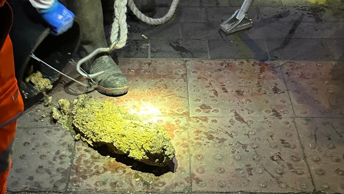 Equipos de Thames Water trabajando sobre el fatberg de Whitechapel en el alcantarillado