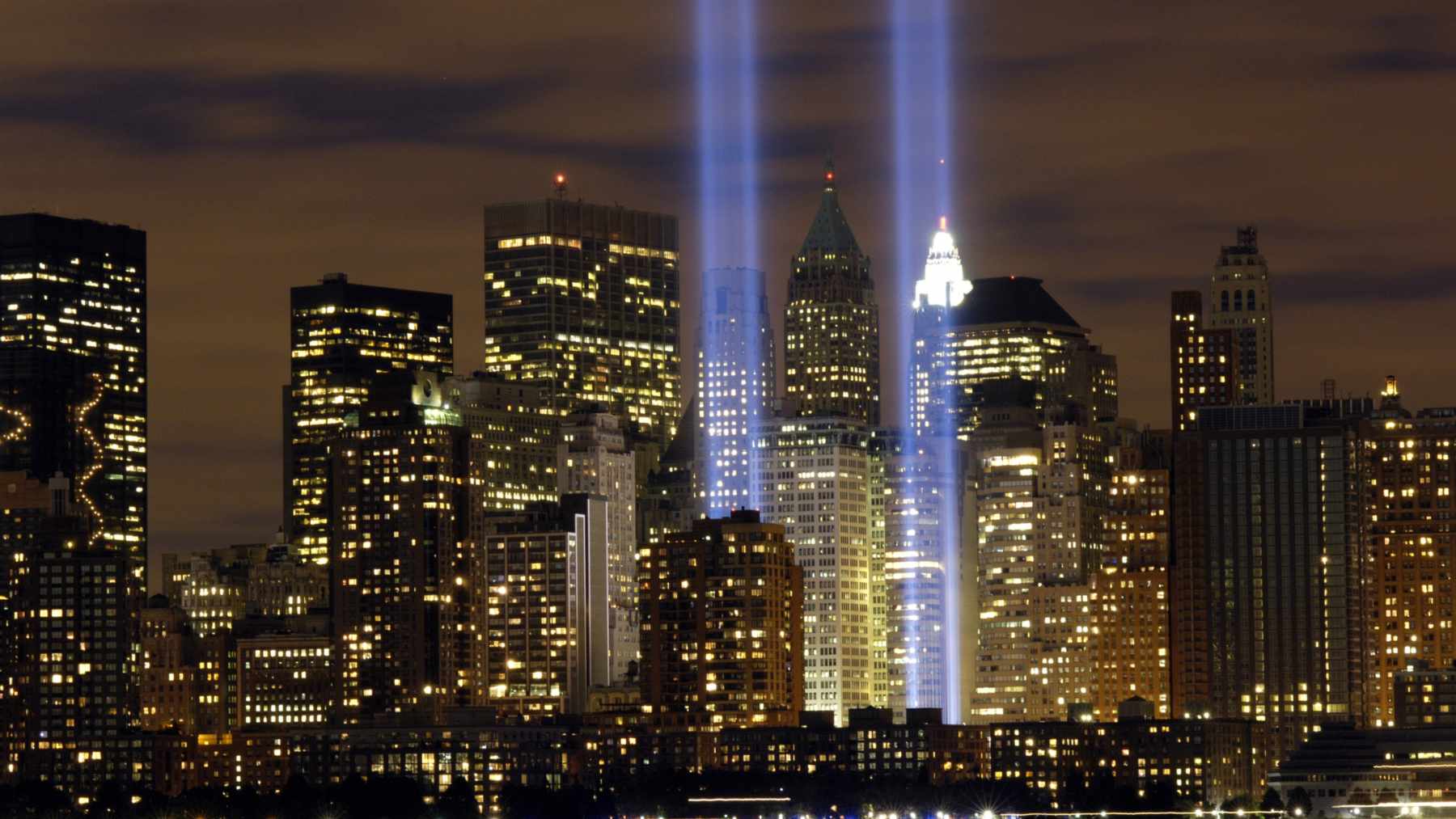 Los dos haces del Tribute in Light, el homenaje del 11-S, sobre el bajo Manhattan