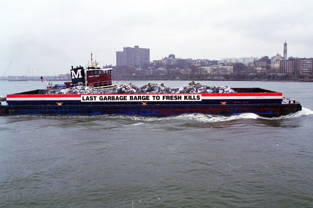 La última barcaza de basura navegando hacia el vertedero de Fresh Kills en 2001