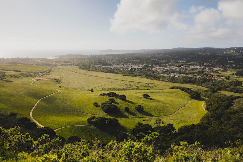 Vista desde las colinas de los campos junto al río Carmel, con casas al fondo