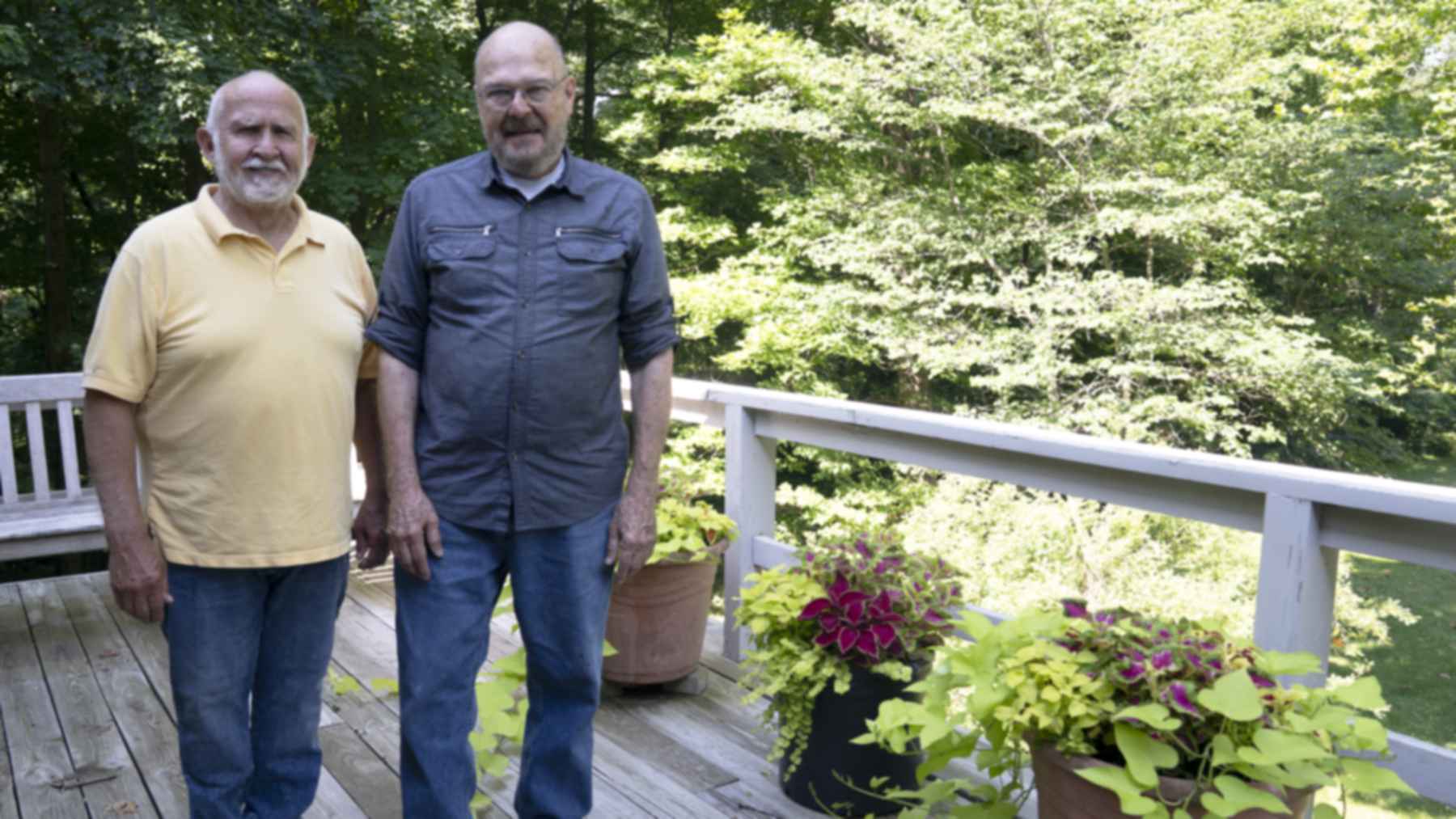 Tom Malcolm y Jim Wicks, propietarios del campo convertido en humedal en el condado de St. Joseph, en Indiana, en una terraza de madera