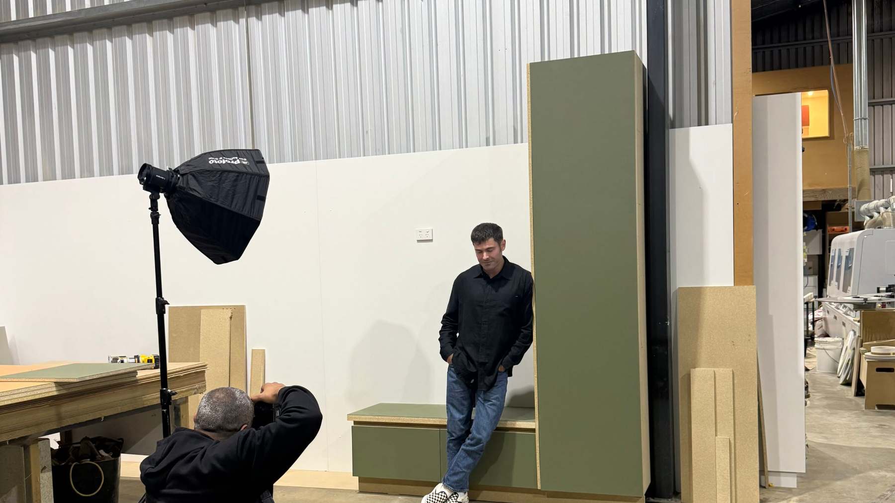 Zac Efron posa junto a muebles de cáñamo para su casa en el taller de Burmak Cabinets